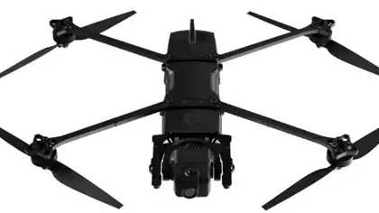 Drone professionnel en vol au-dessus d'un paysage